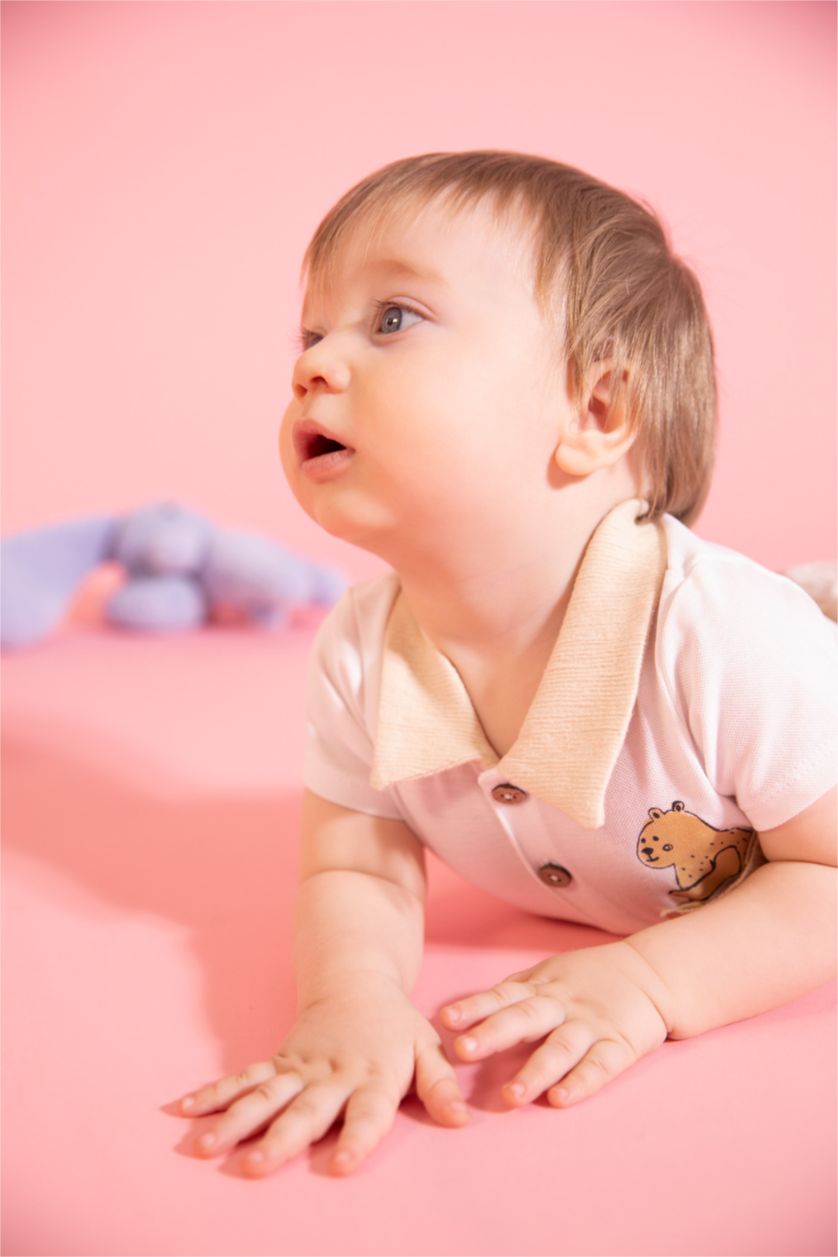 مولود ذكر اللون الرملي بدي ولادي بيبي بأكمام قصيرة منقوش بالمرين بياقة بيبي