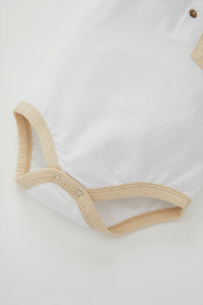 مولود ذكر اللون الرملي بدي ولادي بيبي بأكمام قصيرة منقوش بالمرين بياقة بيبي