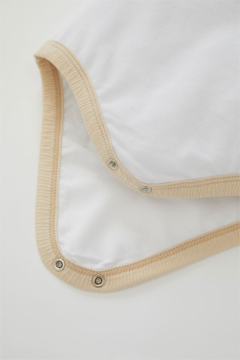 مولود ذكر اللون الرملي بدي ولادي بيبي بأكمام قصيرة منقوش بالمرين بياقة بيبي