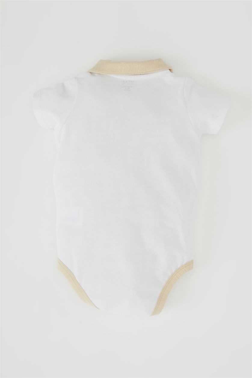 مولود ذكر اللون الرملي بدي ولادي بيبي بأكمام قصيرة منقوش بالمرين بياقة بيبي