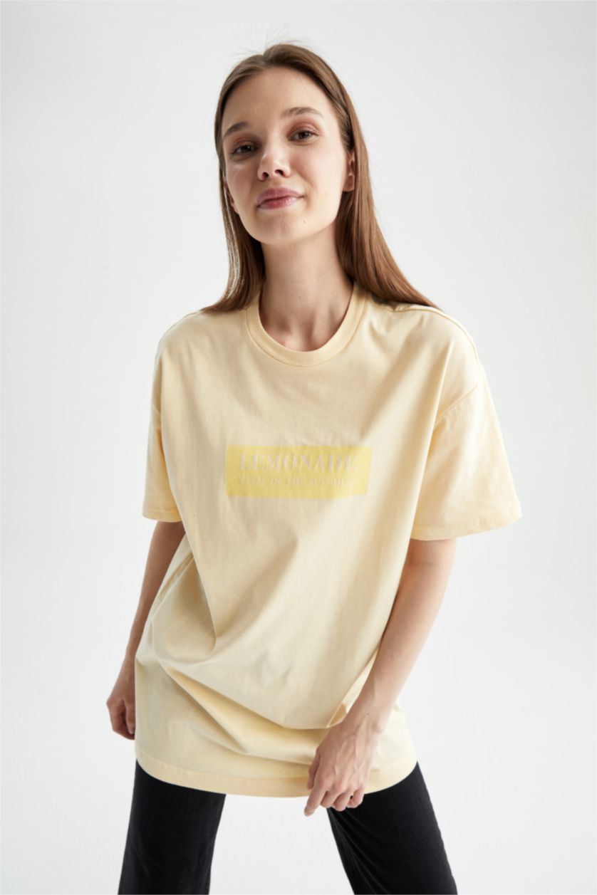 FEMME Jaune Clair Tunique t-shirt à manches courtes et Col rond à slogan imprimé Coupe régulière
