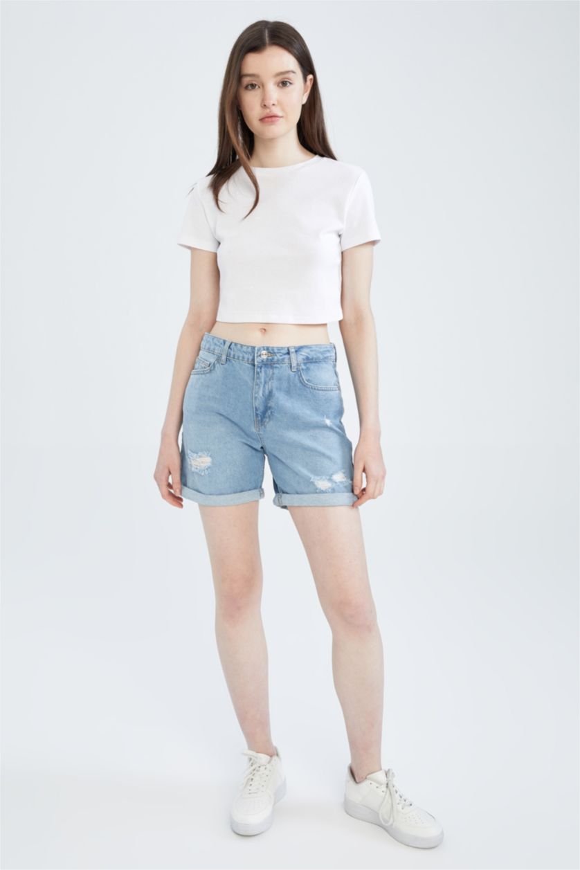 نساء أزرق فاتح شورت جينز بوي فريند ممزق و مطوي من الحافة