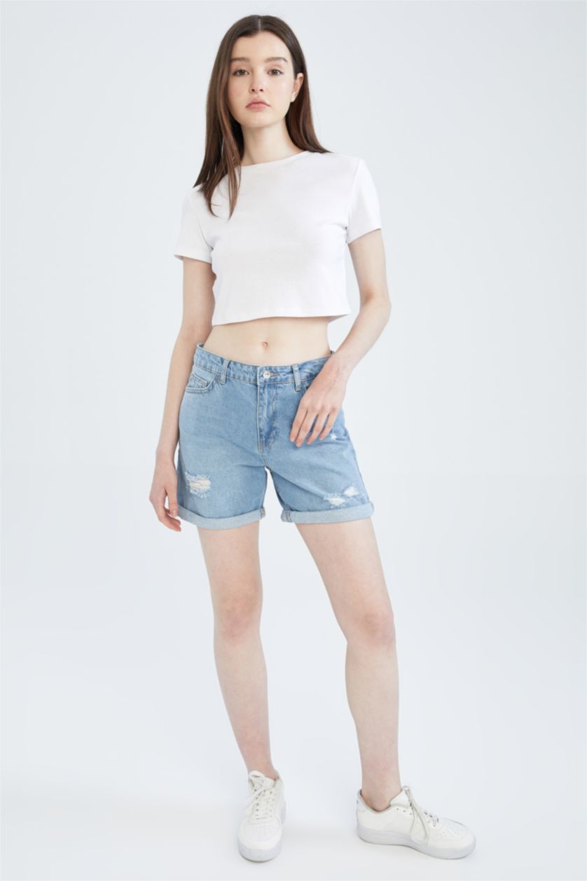 نساء أزرق فاتح شورت جينز بوي فريند ممزق و مطوي من الحافة