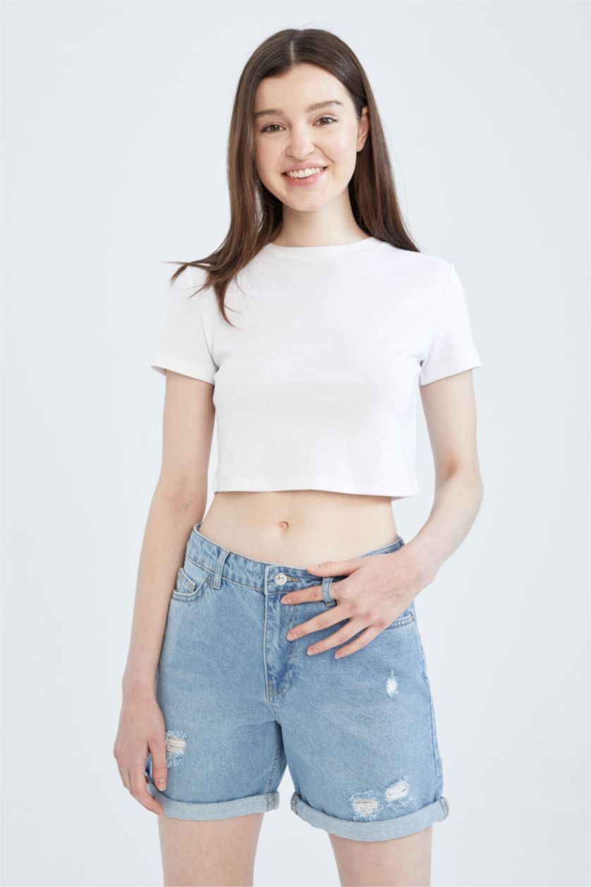 نساء أزرق فاتح شورت جينز بوي فريند ممزق و مطوي من الحافة