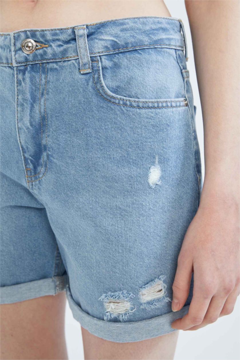 نساء أزرق فاتح شورت جينز بوي فريند ممزق و مطوي من الحافة