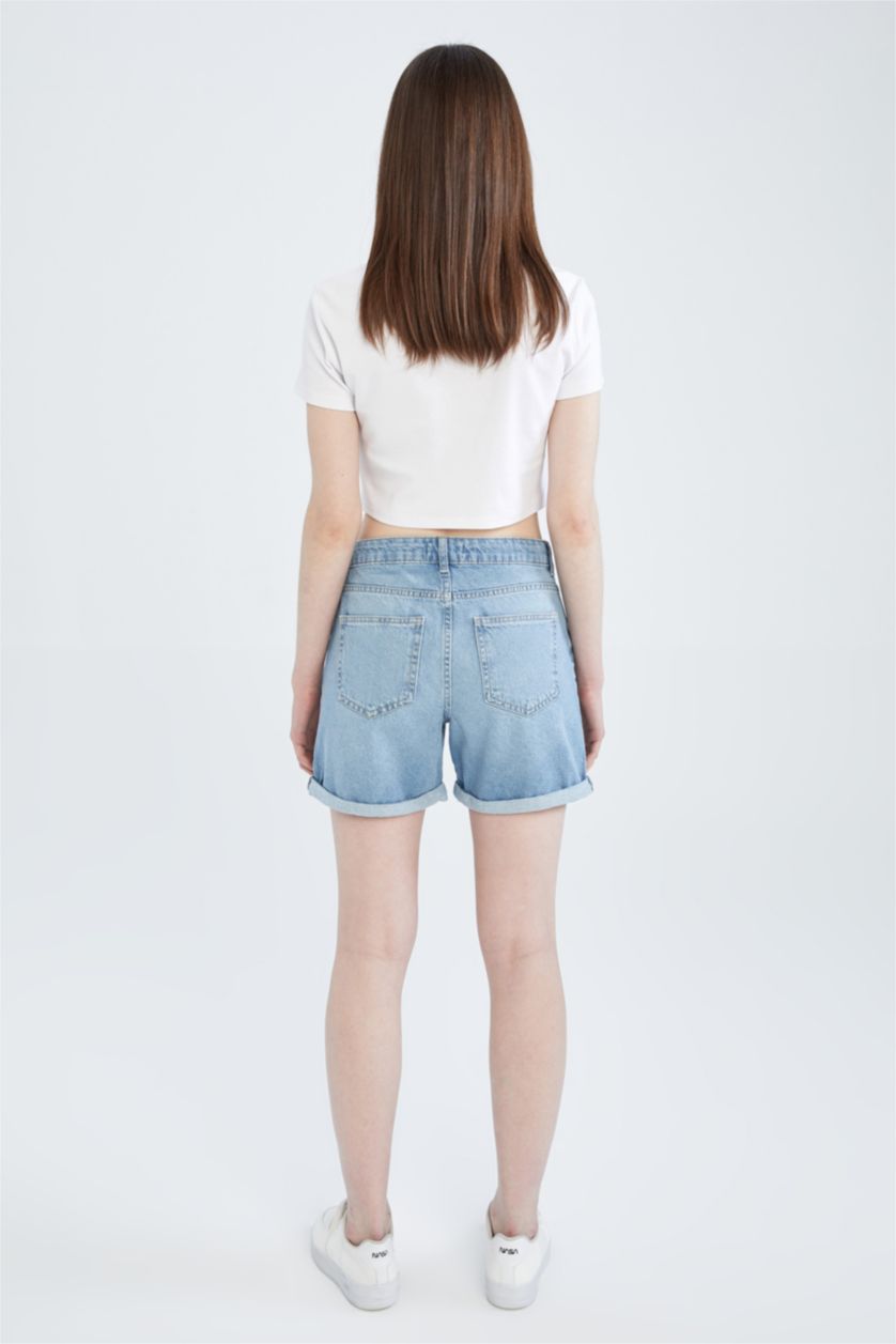 نساء أزرق فاتح شورت جينز بوي فريند ممزق و مطوي من الحافة