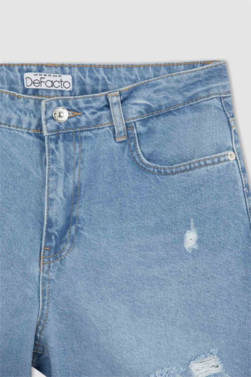 نساء أزرق فاتح شورت جينز بوي فريند ممزق و مطوي من الحافة