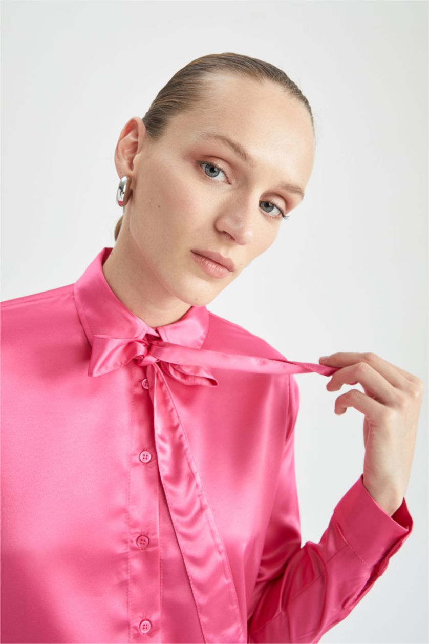 نساء فوشي قميص ساتان بأكمام طويلة بياقة فولارد وقصة عادية