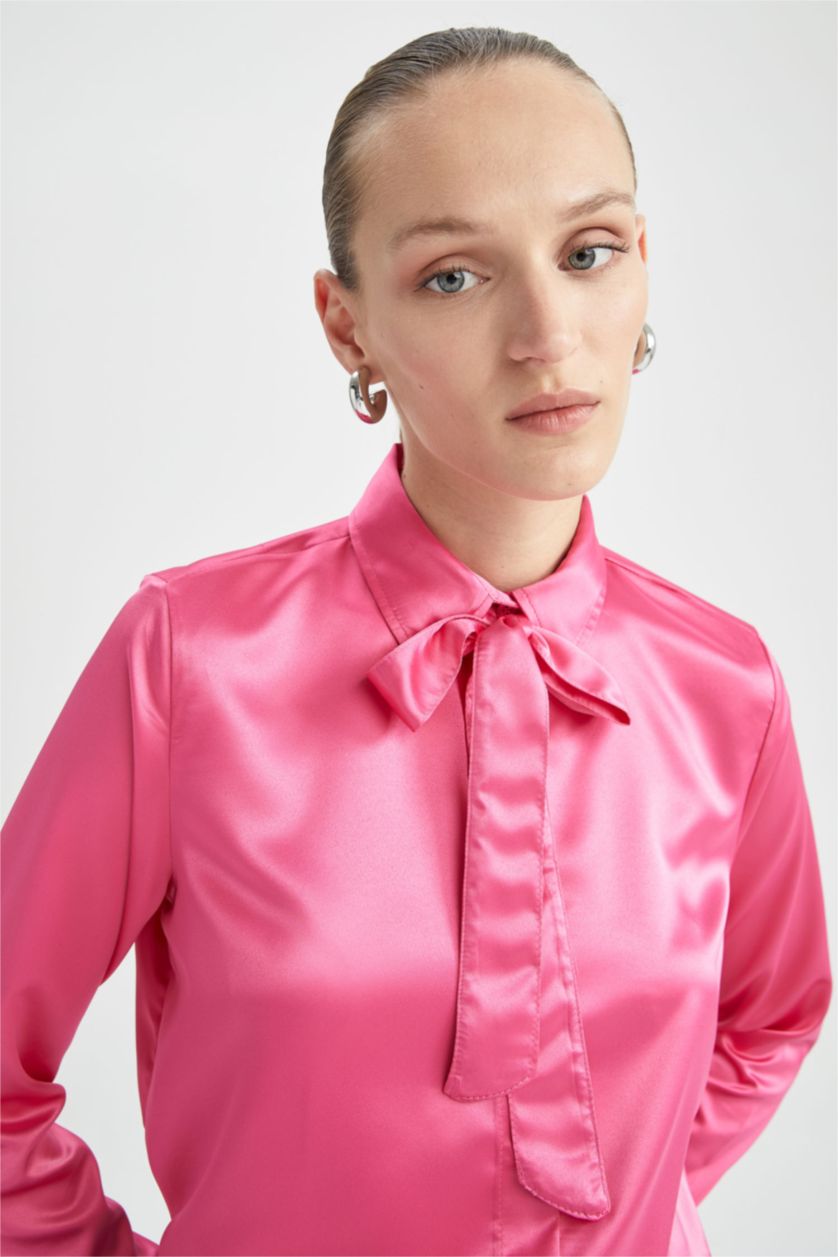 نساء فوشي قميص ساتان بأكمام طويلة بياقة فولارد وقصة عادية