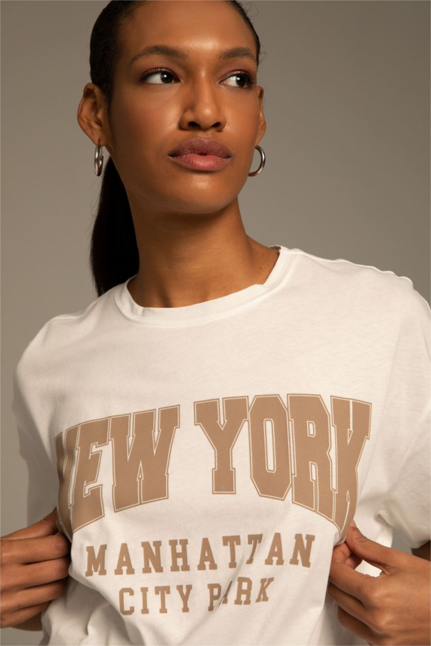 Kadın Ekru Oversize Fit Bisiklet Yaka New York Baskılı Kısa Kollu %100 Pamuk Tişört