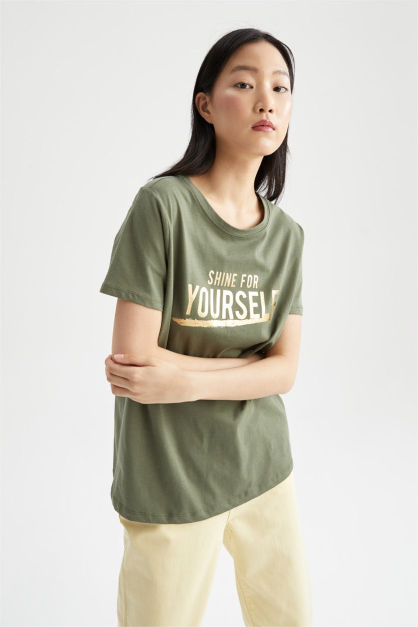 نساء كاكي غامق تي شيرت بأكمام قصيرة مطبوع عليه شعار بقصة عادية