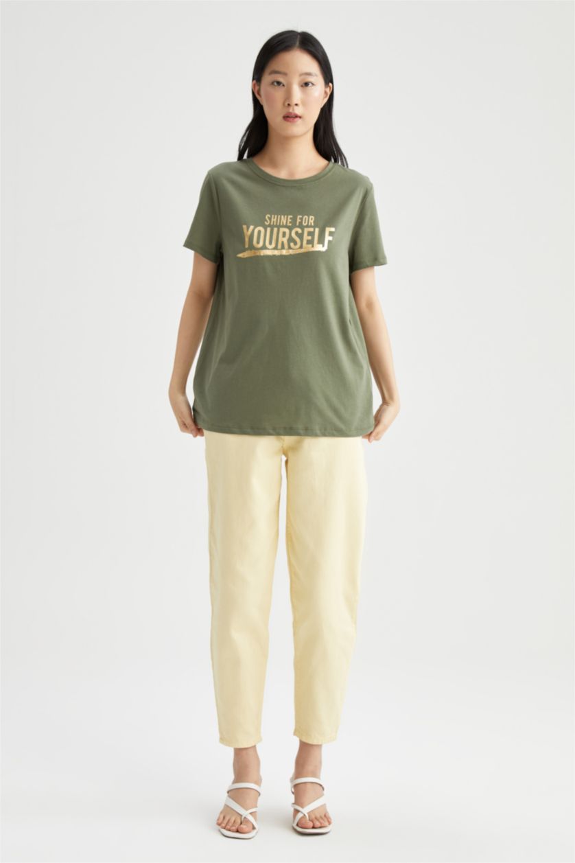 نساء كاكي غامق تي شيرت بأكمام قصيرة مطبوع عليه شعار بقصة عادية