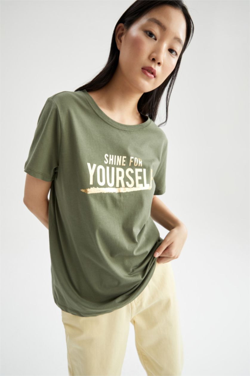 نساء كاكي غامق تي شيرت بأكمام قصيرة مطبوع عليه شعار بقصة عادية