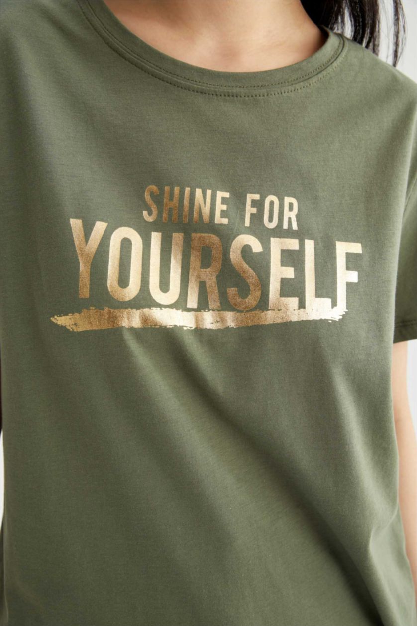 نساء كاكي غامق تي شيرت بأكمام قصيرة مطبوع عليه شعار بقصة عادية