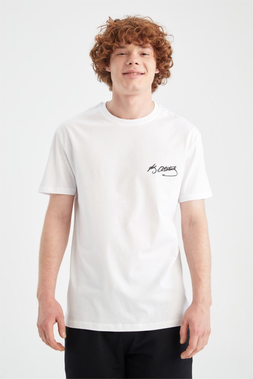 رجال أبيض تي شيرت مطبوع بقصة عادية بياقة مستديرة