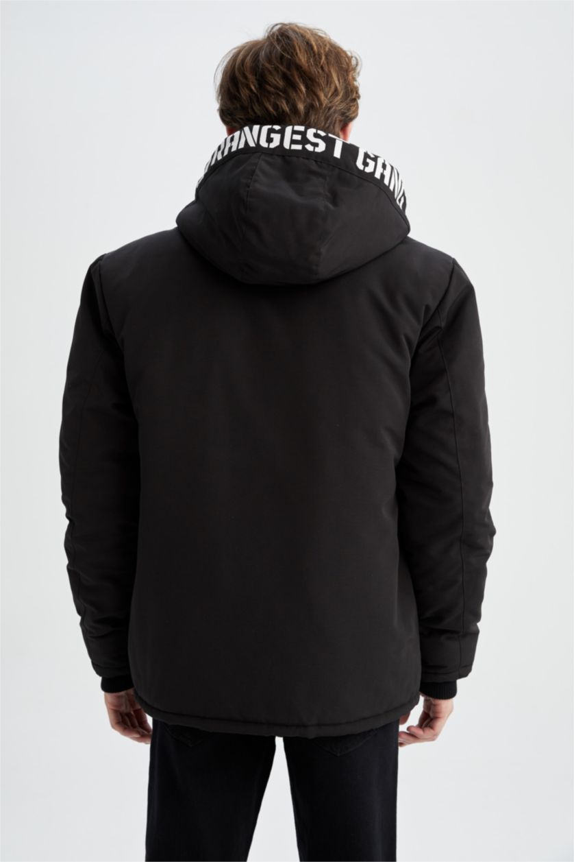 رجال أسود قمصلة نفخ قصة عادية بغطاء للرأس