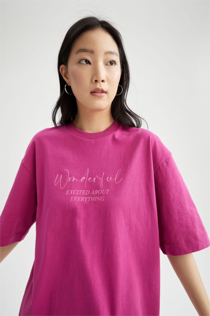 FEMME Violet Tunique à manches courtes à imprimé brillant et slogan Relax Fit