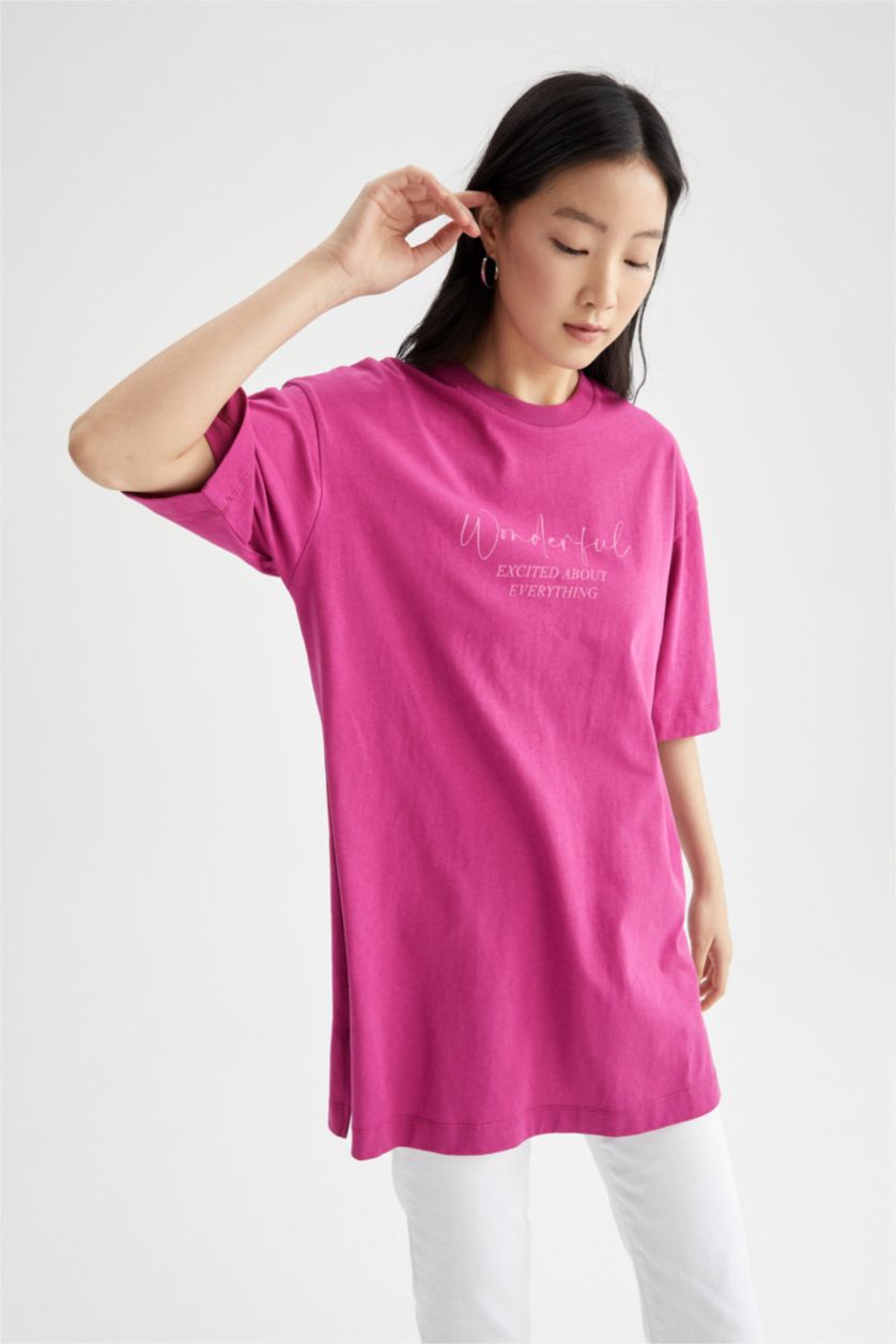 FEMME Violet Tunique à manches courtes à imprimé brillant et slogan Relax Fit