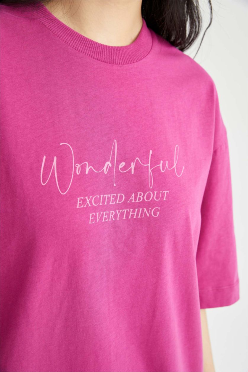 FEMME Violet Tunique à manches courtes à imprimé brillant et slogan Relax Fit