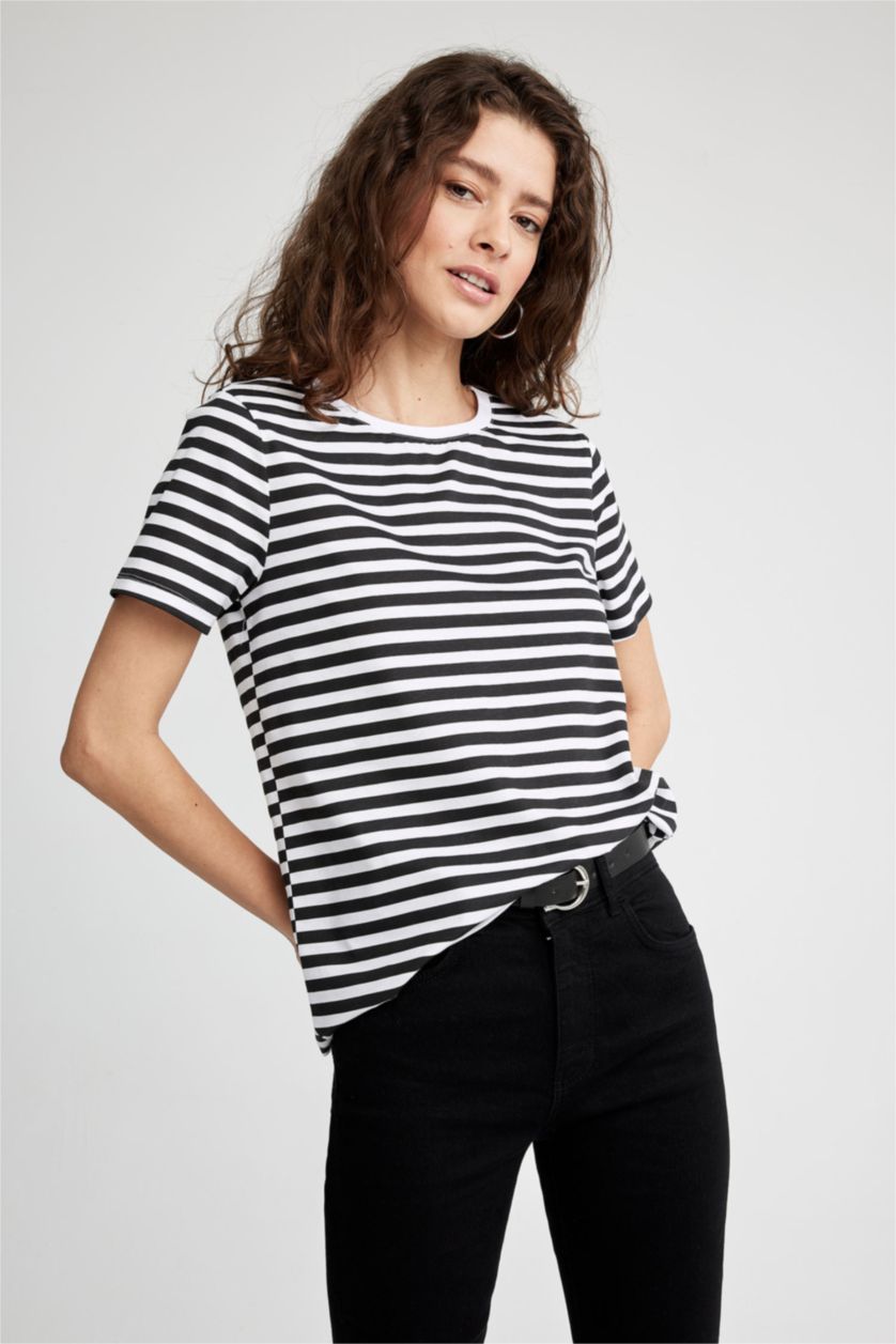 Kadın Siyah Regular Fit Çizgili Bisiklet Yaka Kısa Kollu %100 Pamuk Tişört