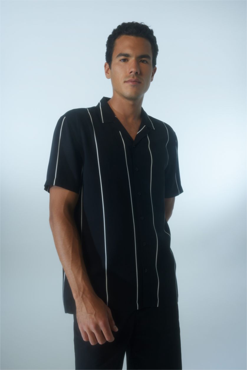 HOMME Noir Chemise à manches courtes en popeline à motif de ligne Cool Regular Fit