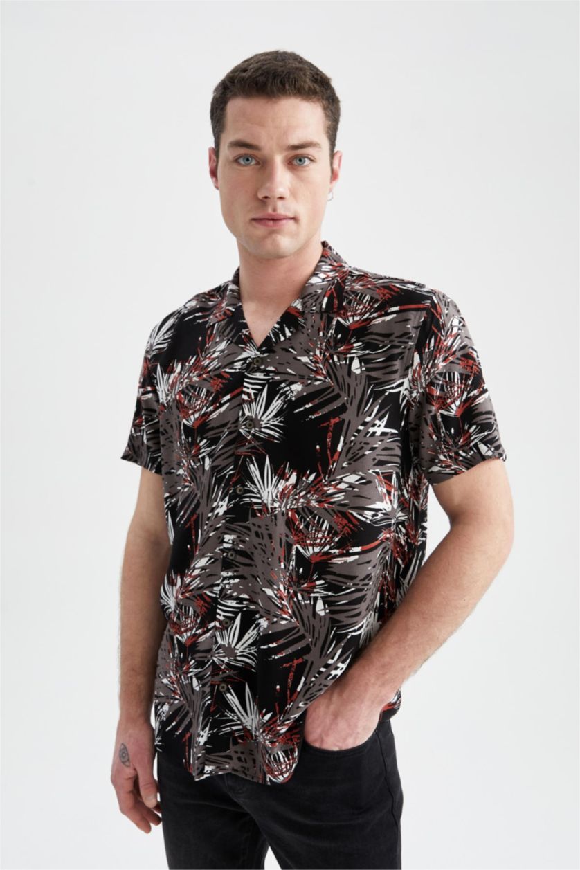 رجال أسود قميص بأكمام قصيرة مطبوع بقصة عادية