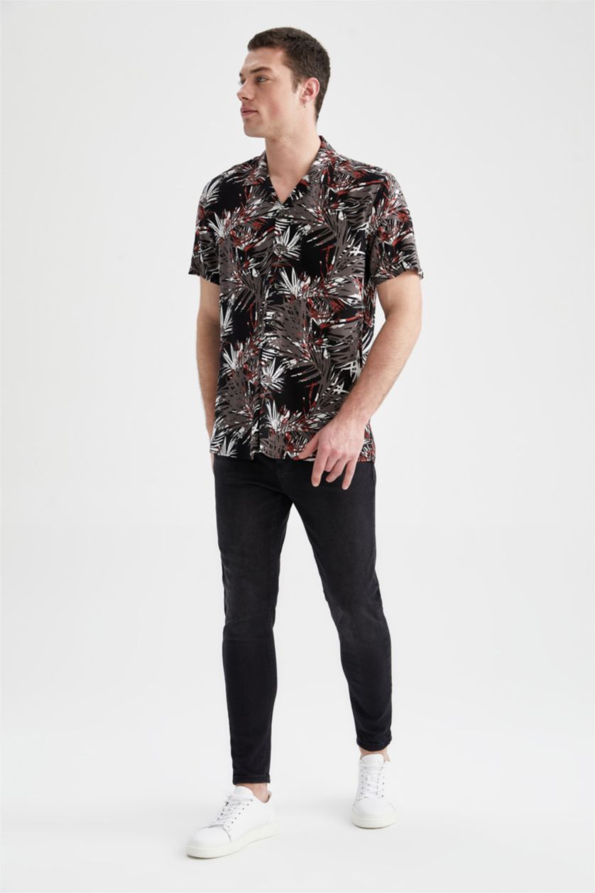 رجال أسود قميص بأكمام قصيرة مطبوع بقصة عادية