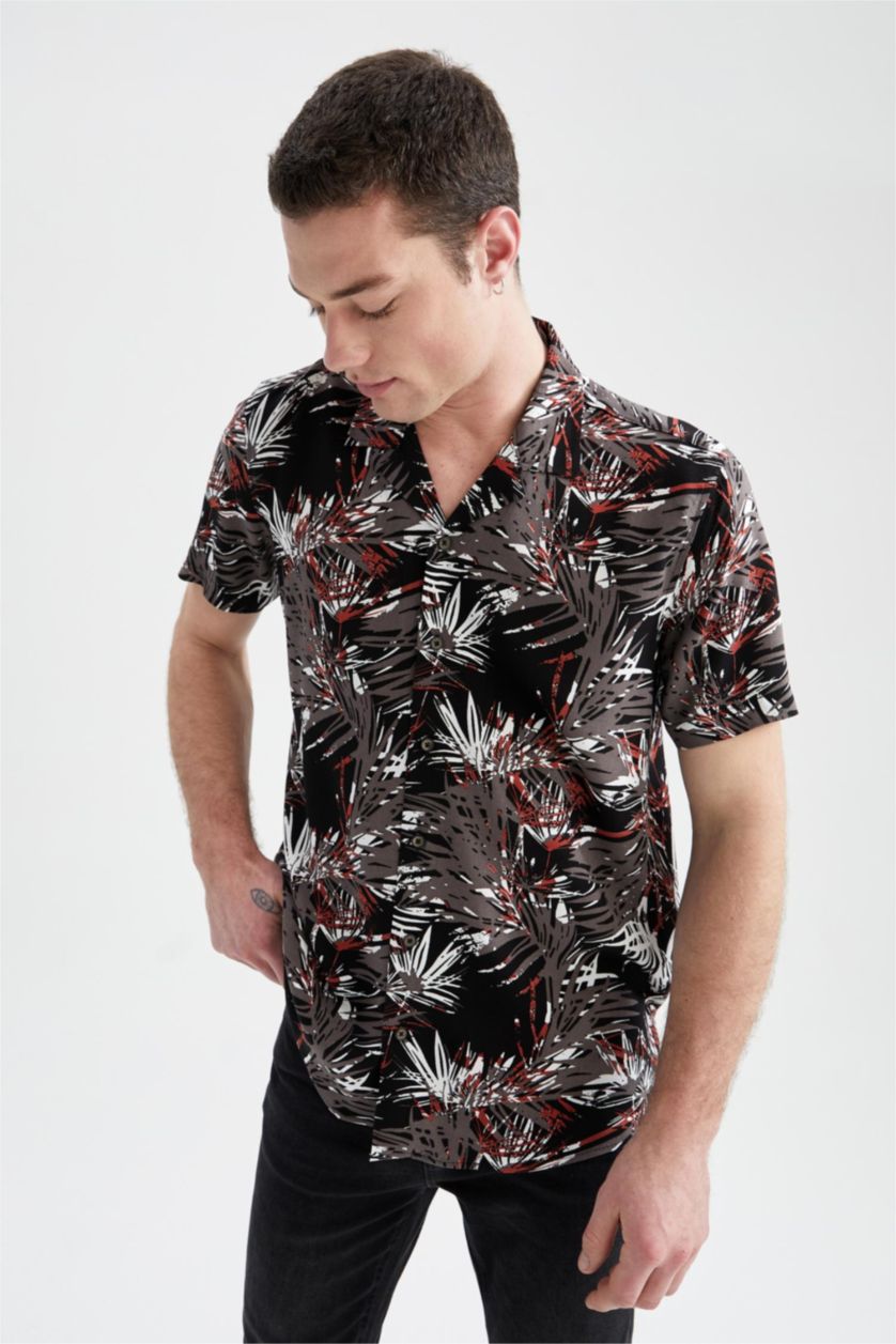 رجال أسود قميص بأكمام قصيرة مطبوع بقصة عادية