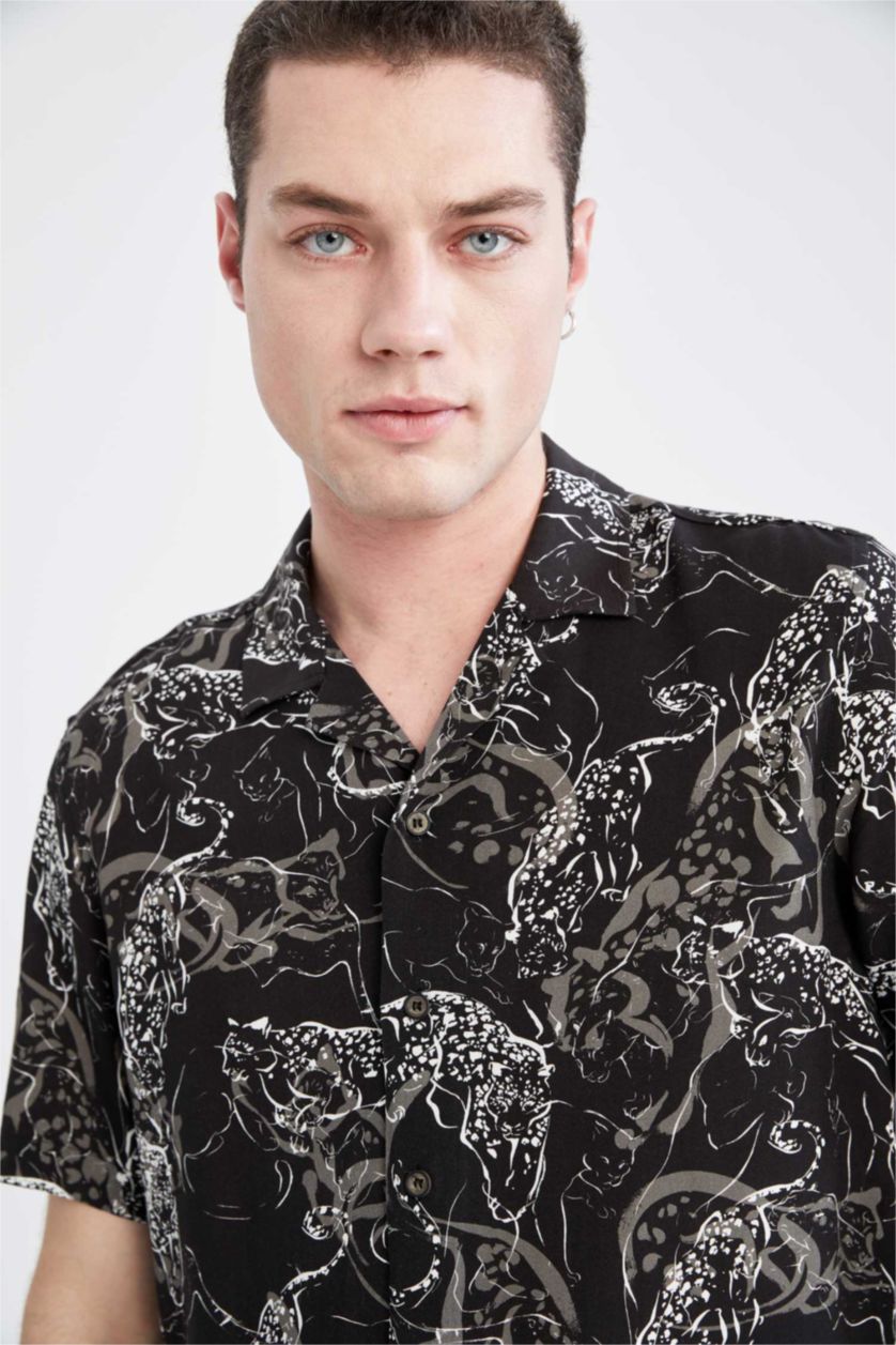 رجال أسود قميص بأكمام قصيرة منقوشة بقصة عادية