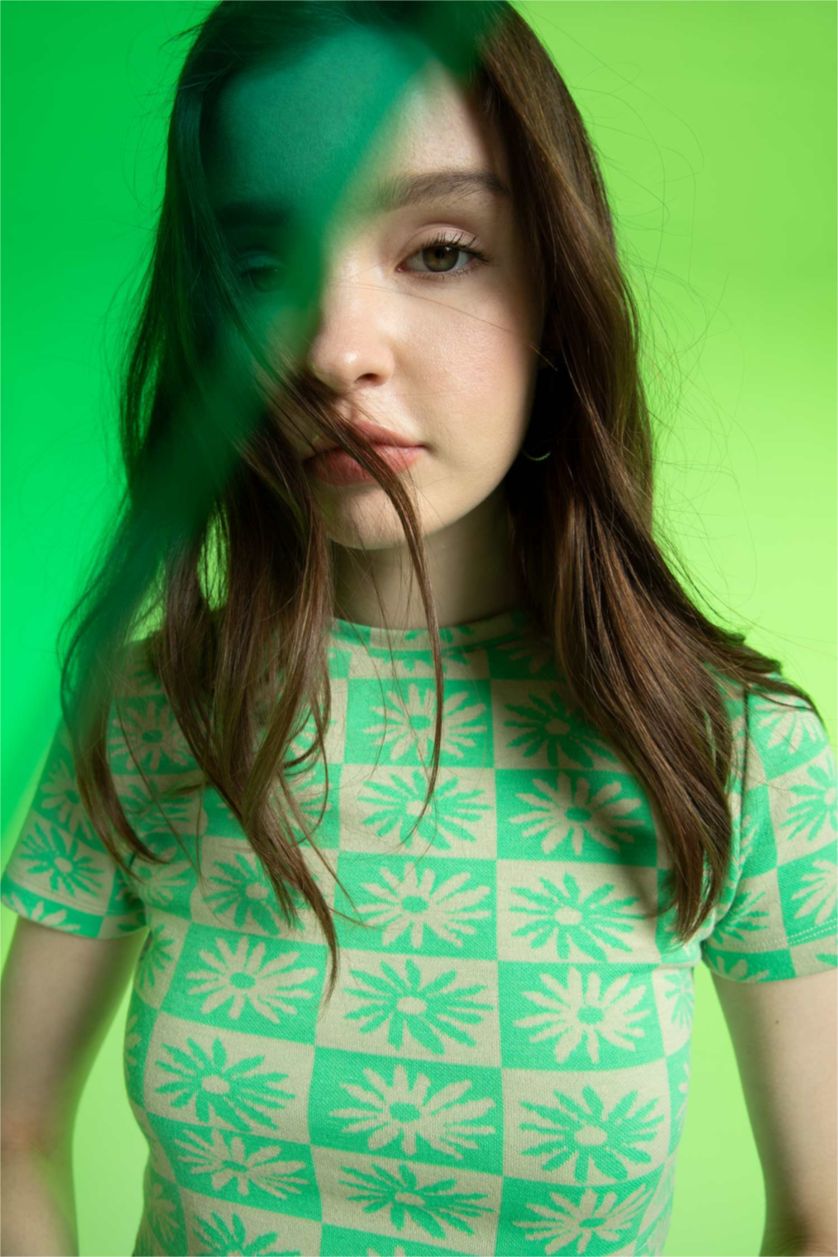 Kadın Açık Yeşil Fitted Bisiklet Yaka Retro Desenli Kısa Kollu Tişört