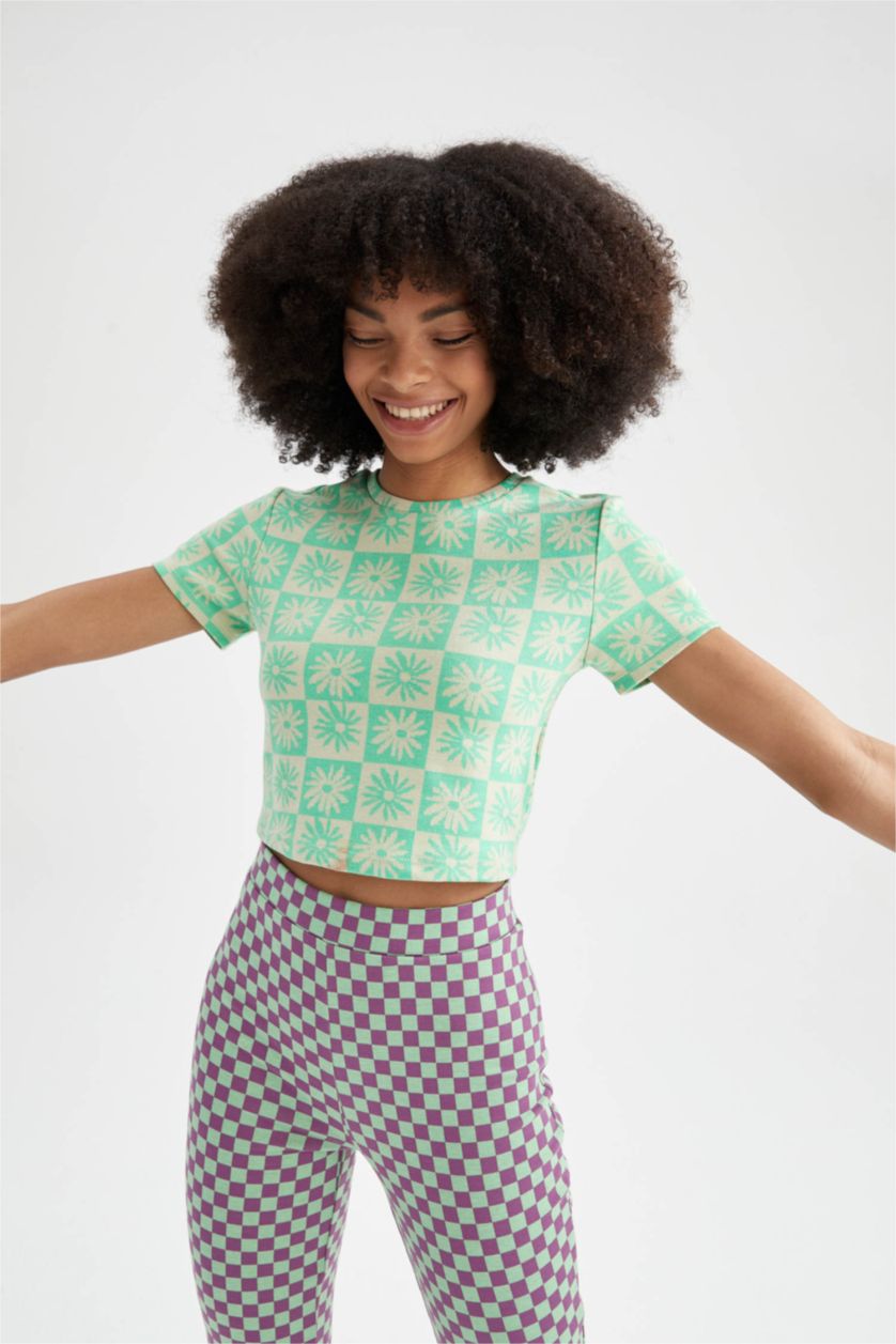 Kadın Açık Yeşil Fitted Bisiklet Yaka Retro Desenli Kısa Kollu Tişört