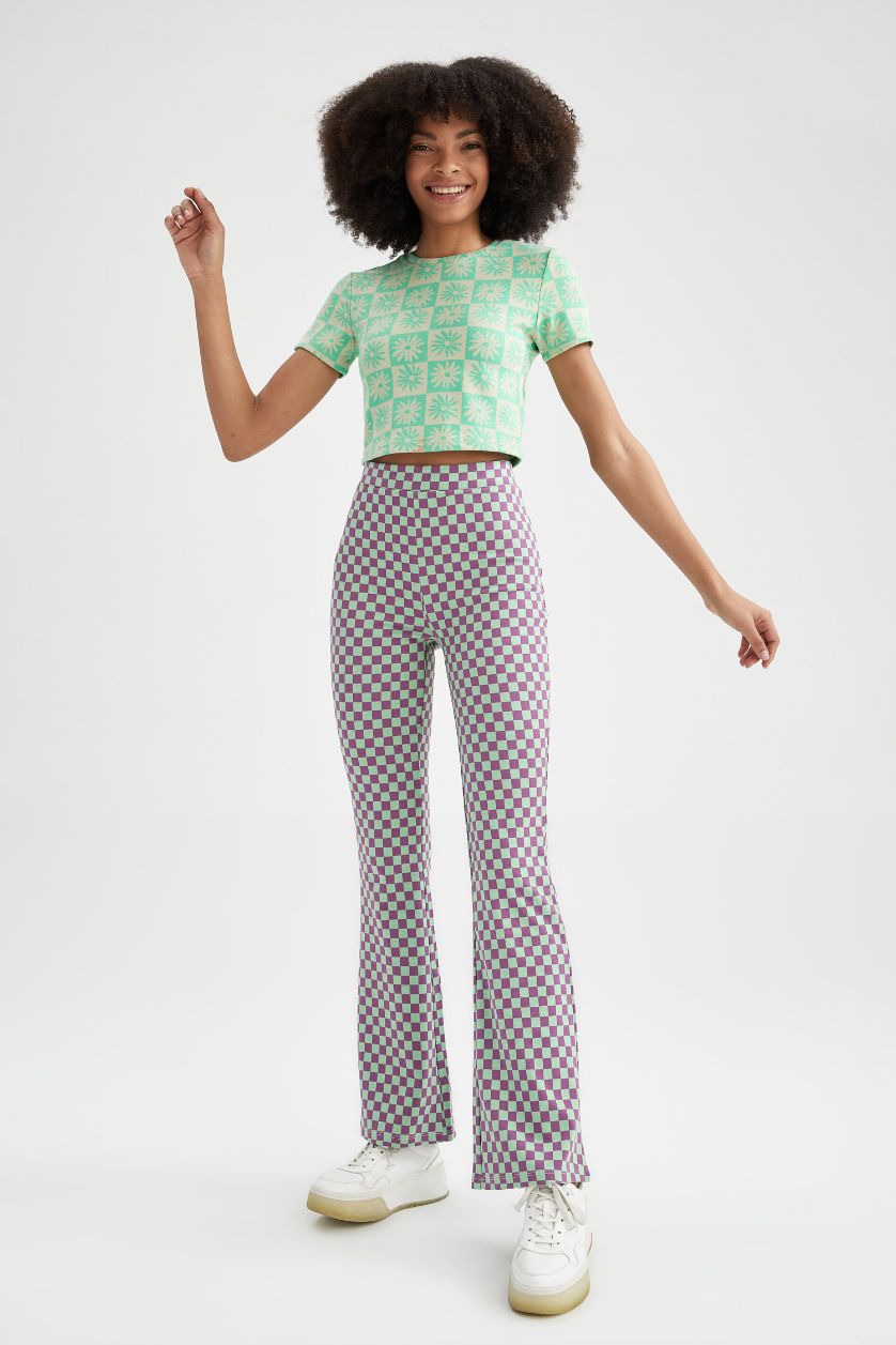 Kadın Açık Yeşil Fitted Bisiklet Yaka Retro Desenli Kısa Kollu Tişört