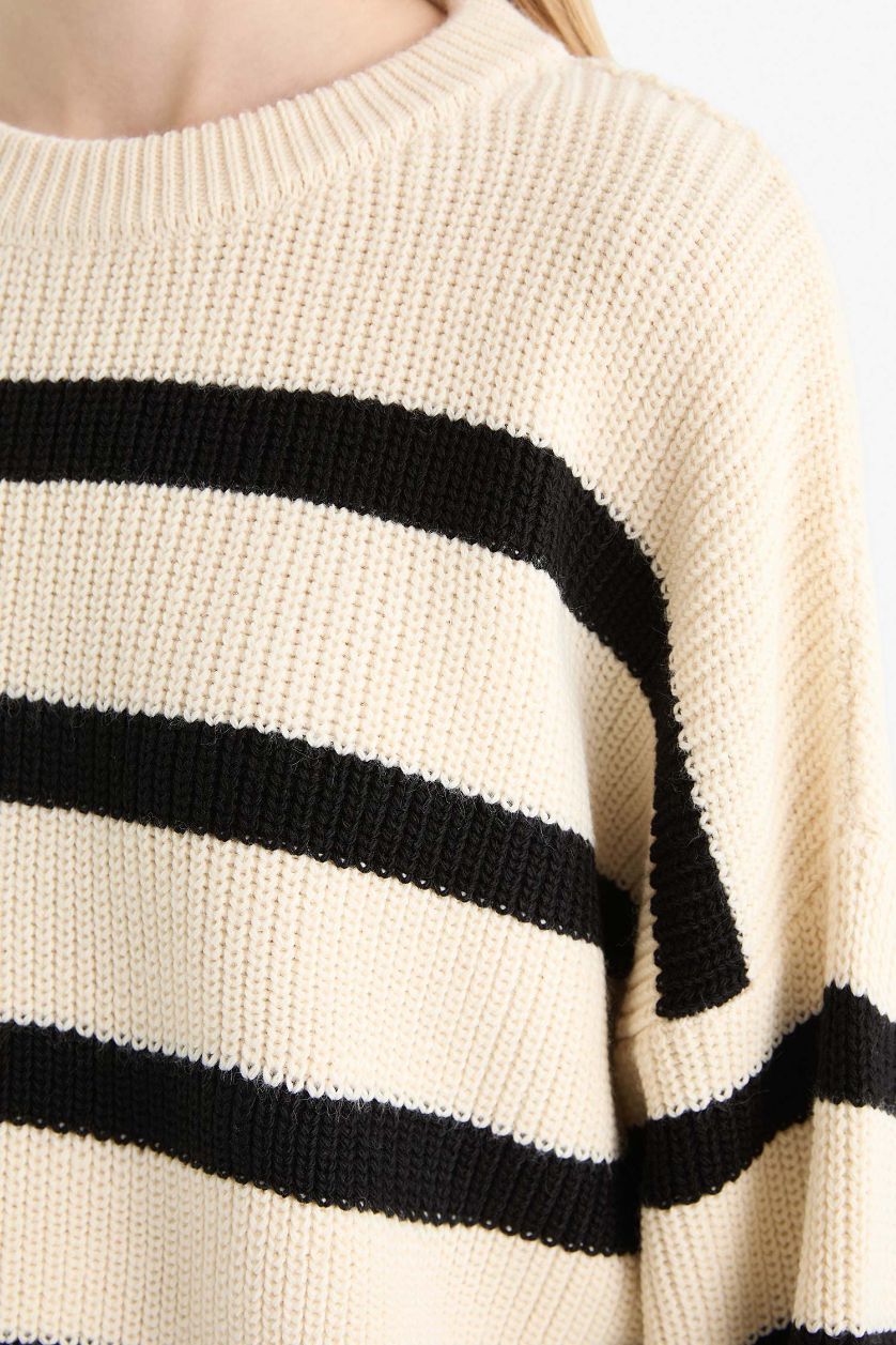 حريمي بيج فاتح بلوفر تريكو مخطط اوفر سايز برقبة مستديرة