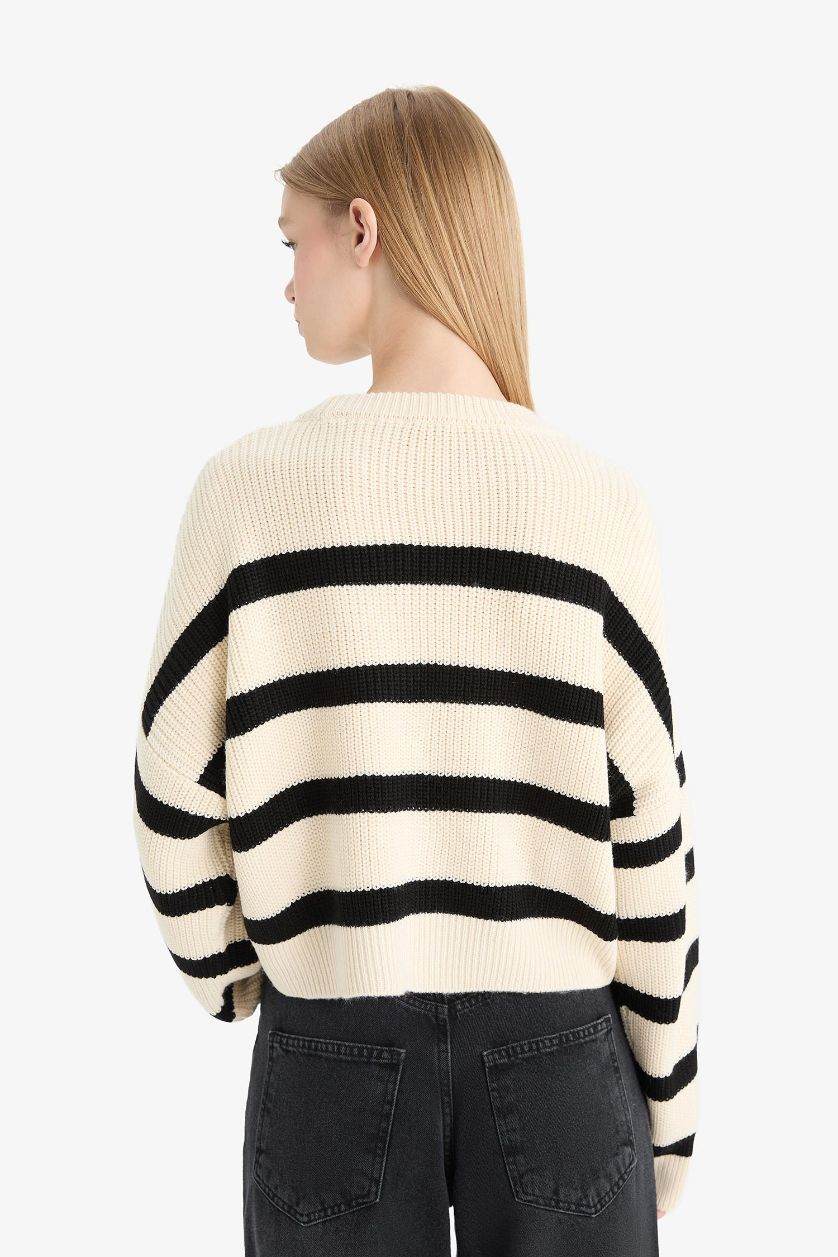 حريمي بيج فاتح بلوفر تريكو مخطط اوفر سايز برقبة مستديرة