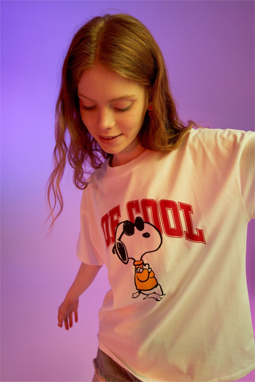 WOMAN White Cool Regular Fit Snoopy Licensed Crew Neck Short Sleeved T-Shirt