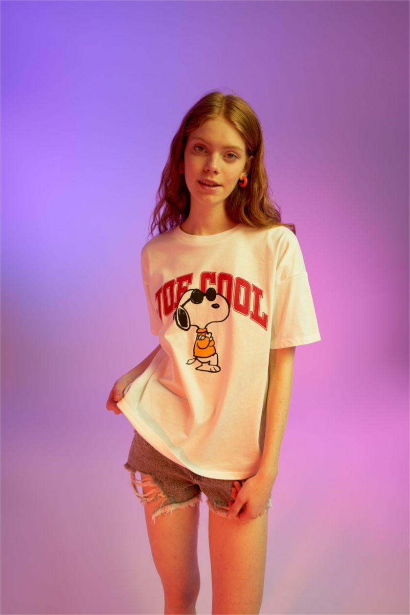 WOMAN White Cool Regular Fit Snoopy Licensed Crew Neck Short Sleeved T-Shirt