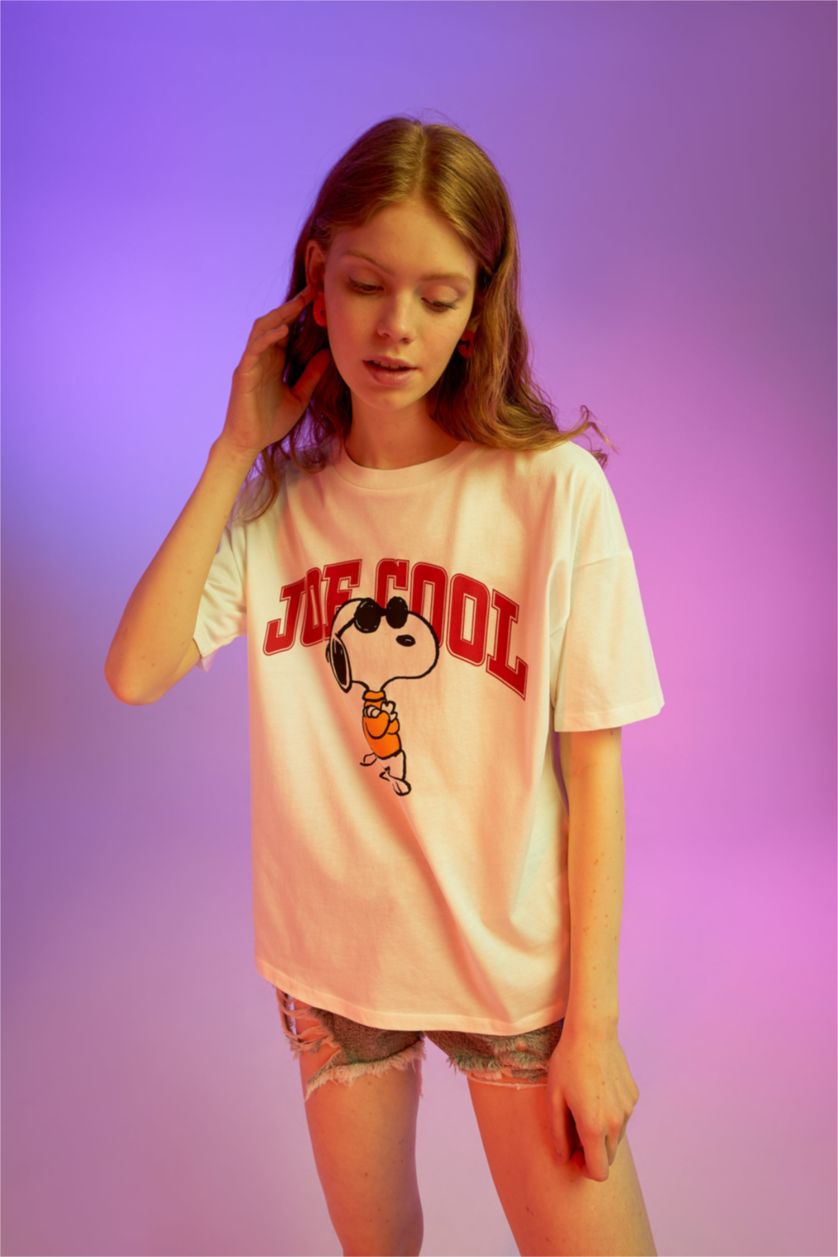 WOMAN White Cool Regular Fit Snoopy Licensed Crew Neck Short Sleeved T-Shirt