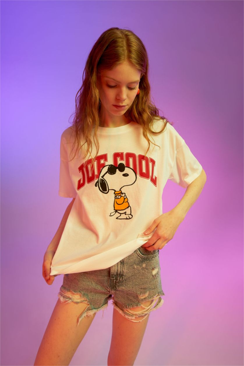 WOMAN White Cool Regular Fit Snoopy Licensed Crew Neck Short Sleeved T-Shirt
