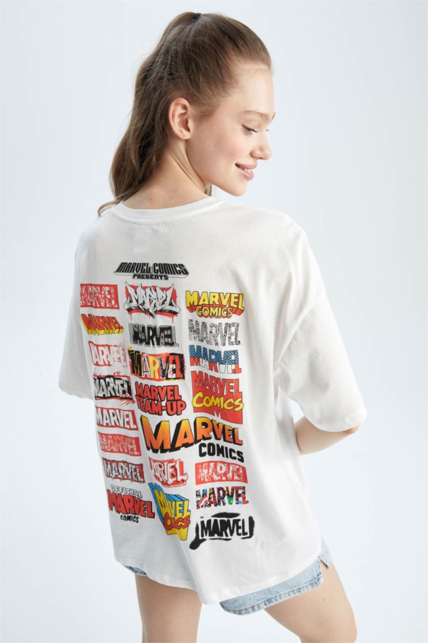 نساء اوف وايت تي شيرت مطبوع من الظهر مرخص من مارفل اوفر سايز برقبة مستديرة وأكمام قصيرة