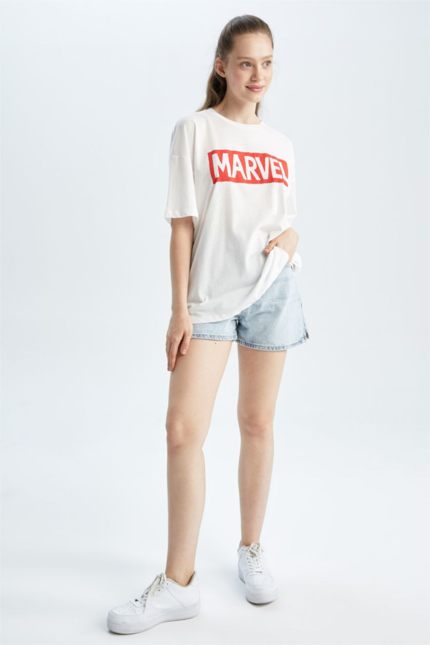 نساء اوف وايت تي شيرت مطبوع من الظهر مرخص من مارفل اوفر سايز برقبة مستديرة وأكمام قصيرة