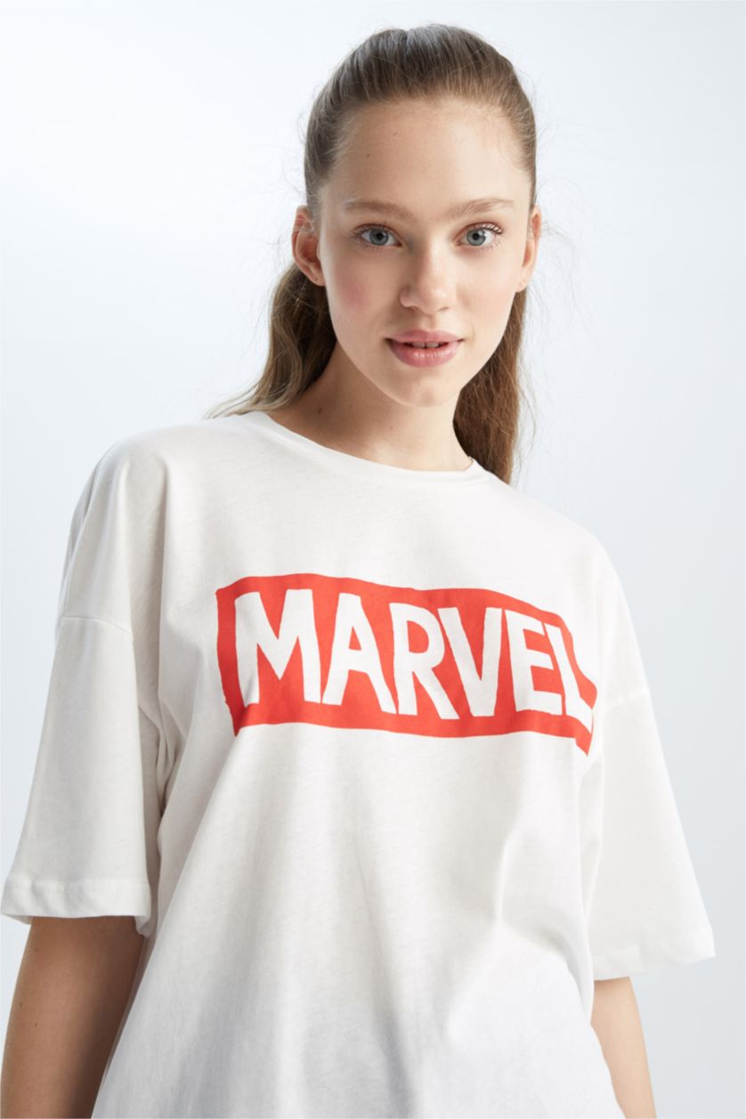 نساء اوف وايت تي شيرت مطبوع من الظهر مرخص من مارفل اوفر سايز برقبة مستديرة وأكمام قصيرة