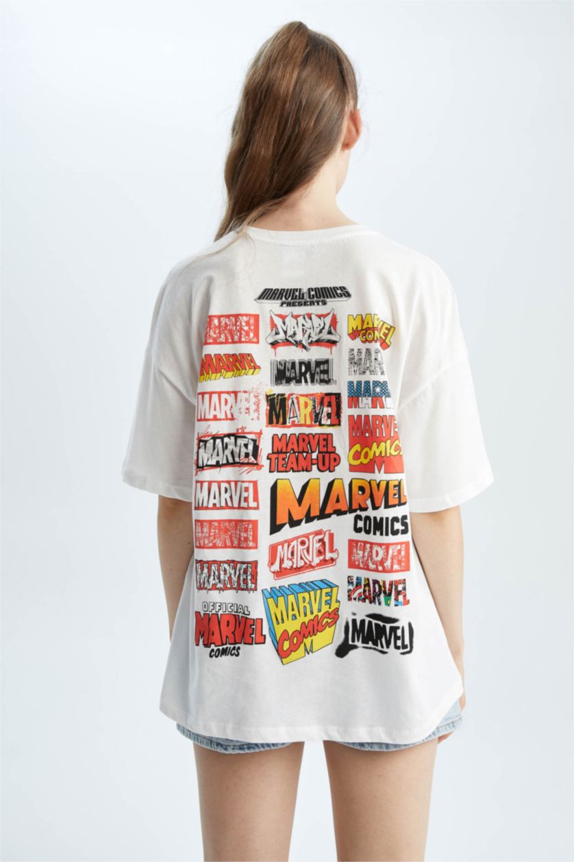 نساء اوف وايت تي شيرت مطبوع من الظهر مرخص من مارفل اوفر سايز برقبة مستديرة وأكمام قصيرة