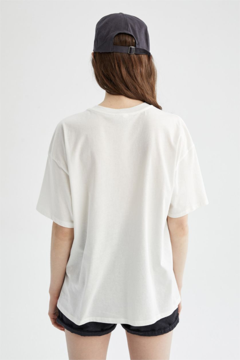 Kadın Kırık Beyaz Oversıze Kısa Kollu Tişört