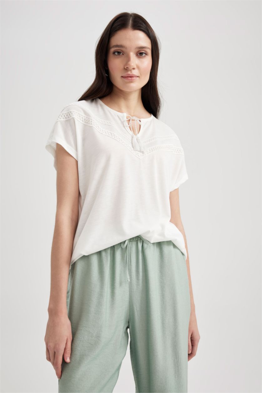 نساء بيج فاتح تي شيرت بأكمام قصيرة وربطة عنق بقصة عادية