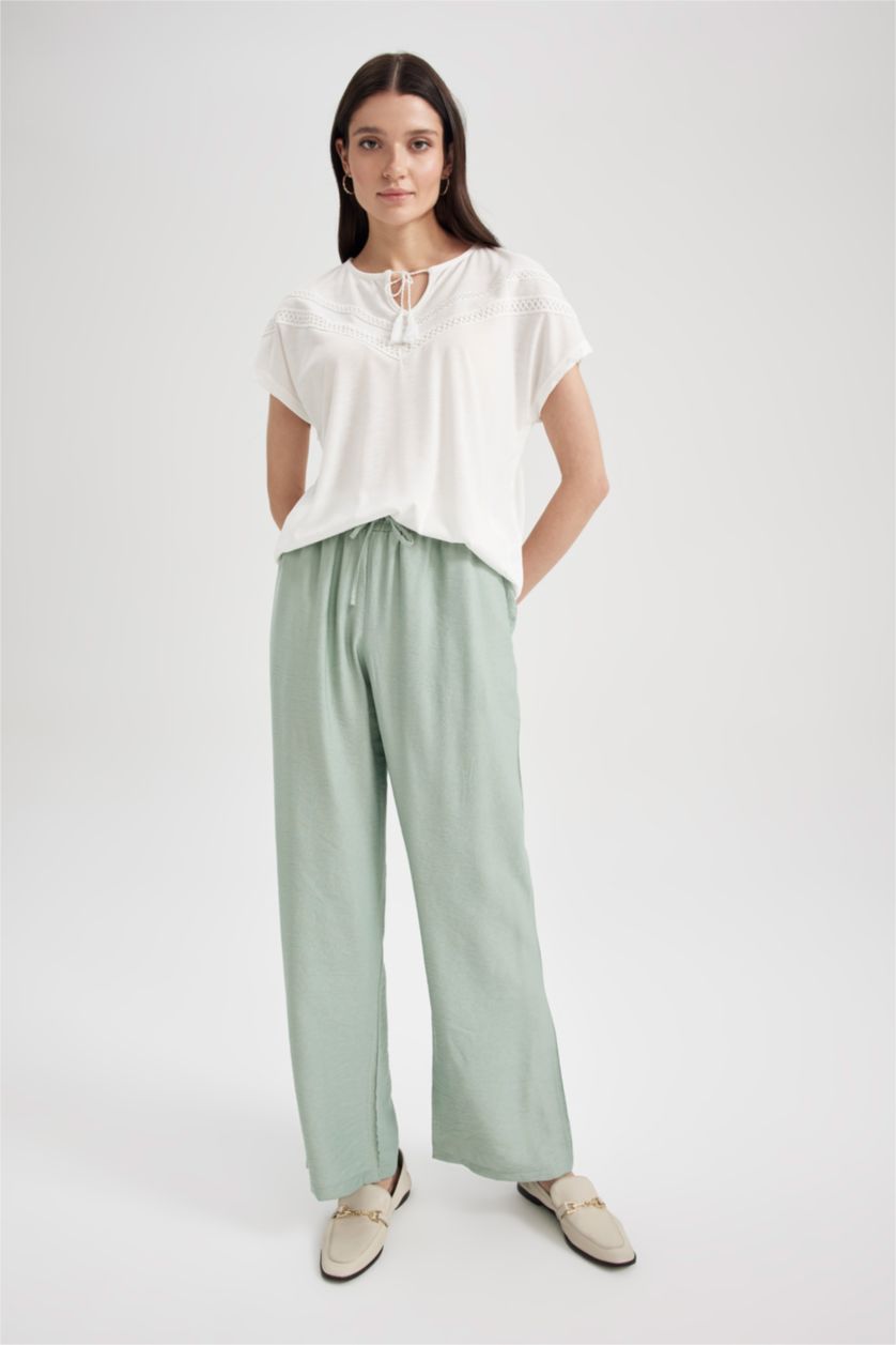 نساء بيج فاتح تي شيرت بأكمام قصيرة وربطة عنق بقصة عادية