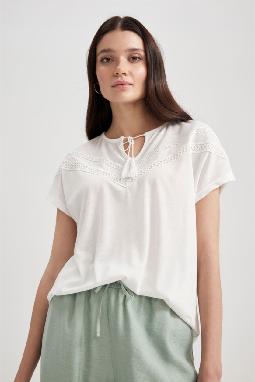 نساء بيج فاتح تي شيرت بأكمام قصيرة وربطة عنق بقصة عادية