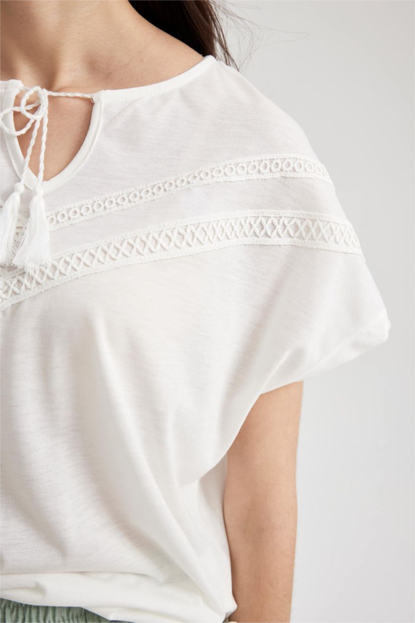 نساء بيج فاتح تي شيرت بأكمام قصيرة وربطة عنق بقصة عادية