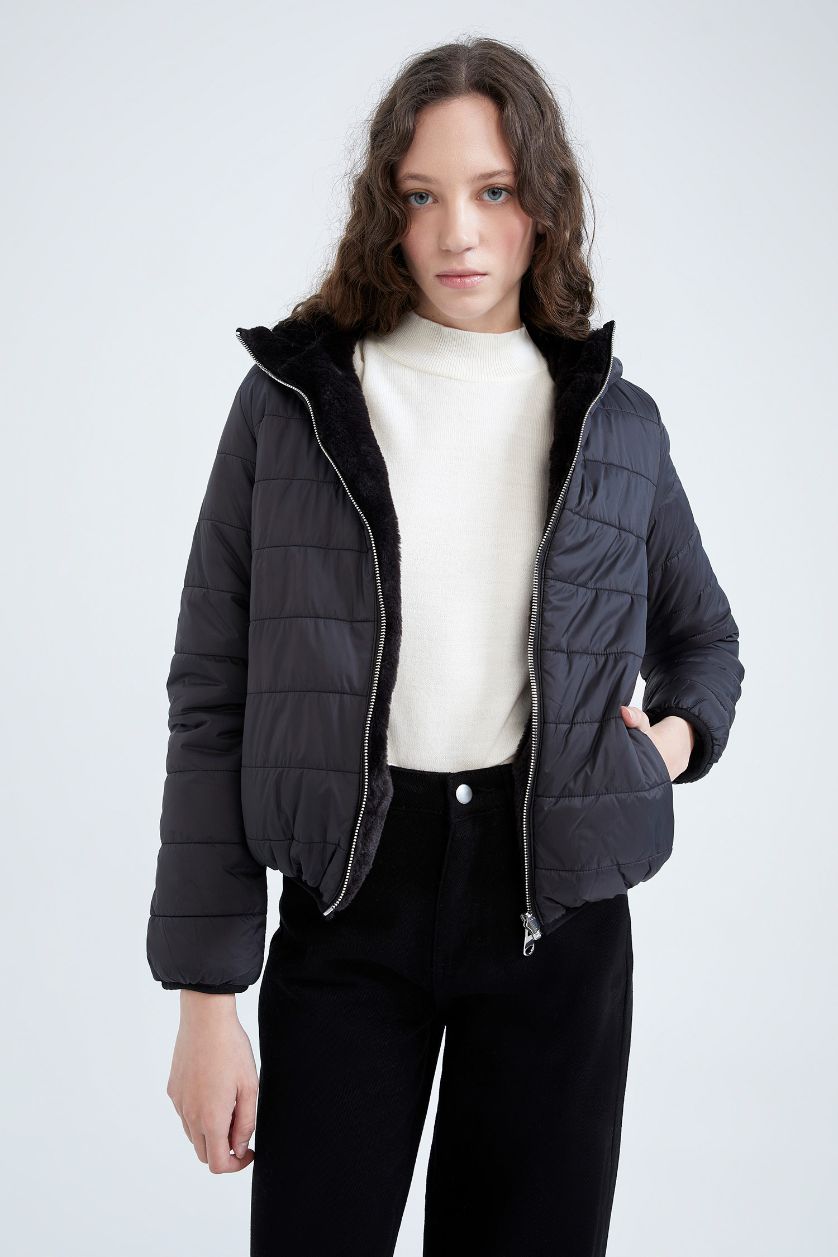 Kadın Siyah Polar Astarlı Kapüşonlu Çift Taraflı Giyilebilen Suni Kürklü Mont