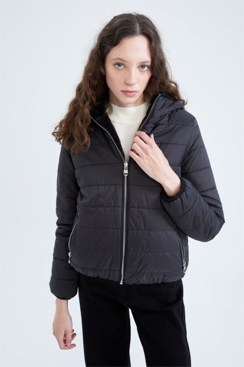 Kadın Siyah Polar Astarlı Kapüşonlu Çift Taraflı Giyilebilen Suni Kürklü Mont