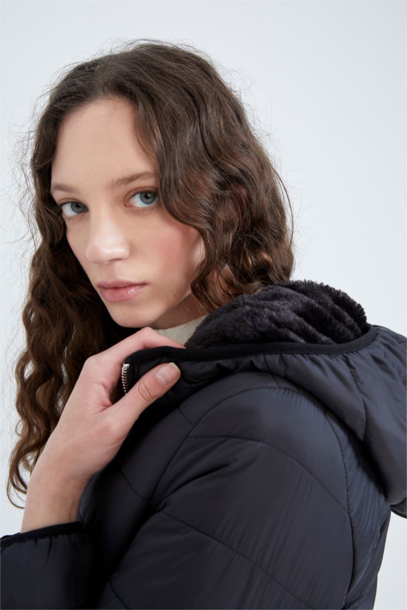 Kadın Siyah Polar Astarlı Kapüşonlu Çift Taraflı Giyilebilen Suni Kürklü Mont